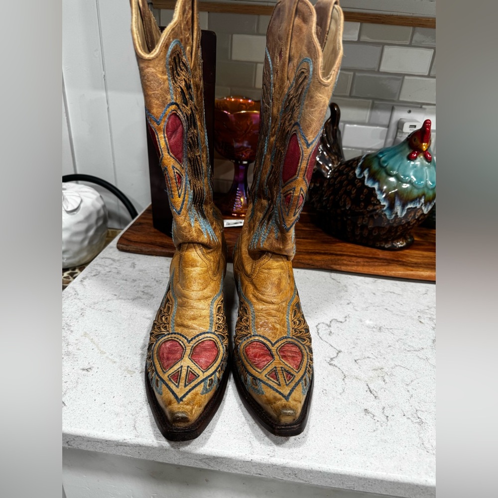 Corral Tan and Red Heart & Winged Embroidered Boots - Picture 3 of 6